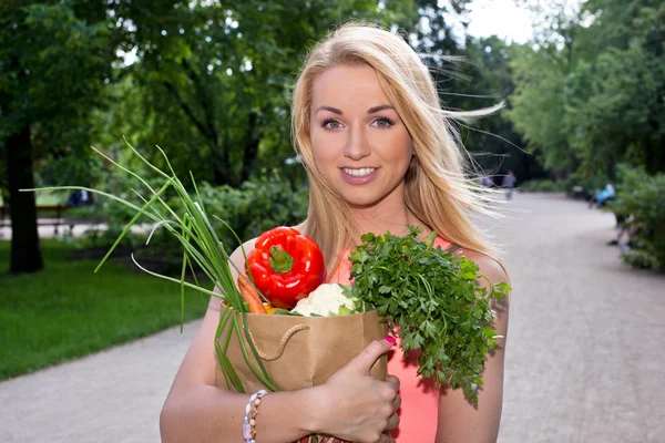 Ung kvinna med en livsmedelsaffär shopping väska — Stockfoto