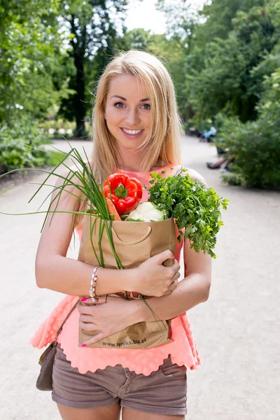 Young woman with a grocery shopping bag — Stock Photo, Image