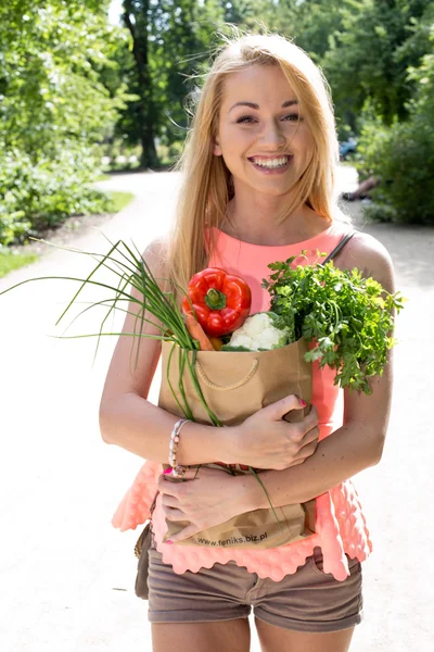 Jonge vrouw met een boodschappentas kruidenier — Stockfoto