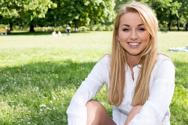 백인 여자 공원에서 화창한 여름 또는 봄 날에 행복 한 미소. — 스톡 사진