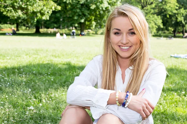 Caucasian woman smiling happy on sunny summer or spring day outside in park. — Stock Photo, Image