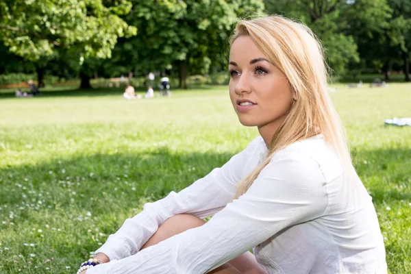 Kaukasische vrouw die lacht gelukkig op zonnige zomer of lente buiten in park. — Stockfoto