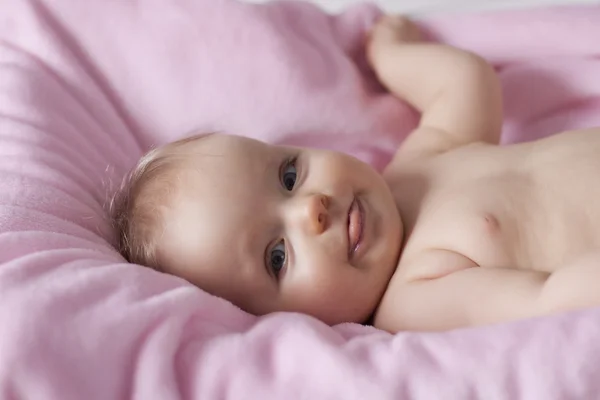 아름다운 미소짓는 귀여운 아기 스톡 이미지