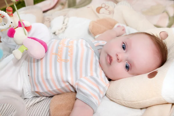 Porträt eines entzückend lächelnden Neugeborenen — Stockfoto