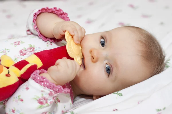 Portrét roztomilou usměvavou novorozeně — Stock fotografie