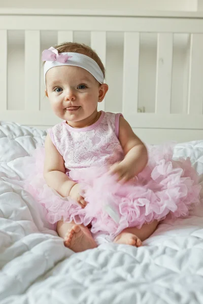 Porträtt av mycket söt liten baby flicka — Stockfoto