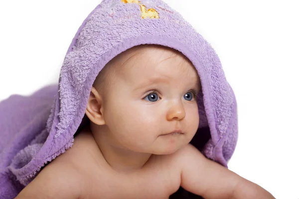 Baby flicka gömmer sig under täcket — Stockfoto