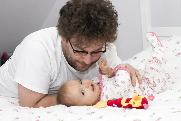 Lindo bebé recién nacido con padre . — Foto de Stock