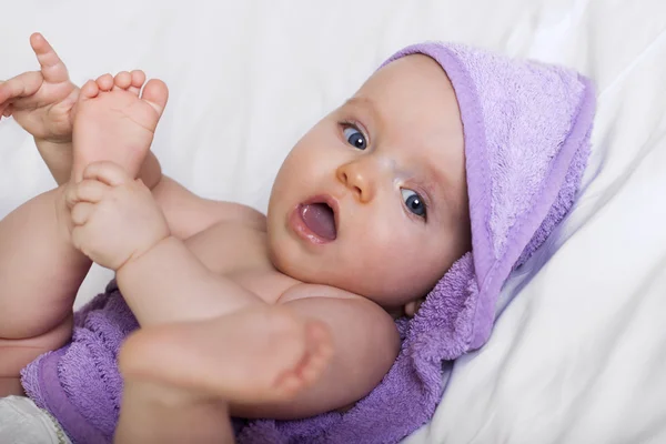 女の赤ちゃんが毛布の下に隠れています。 — ストック写真
