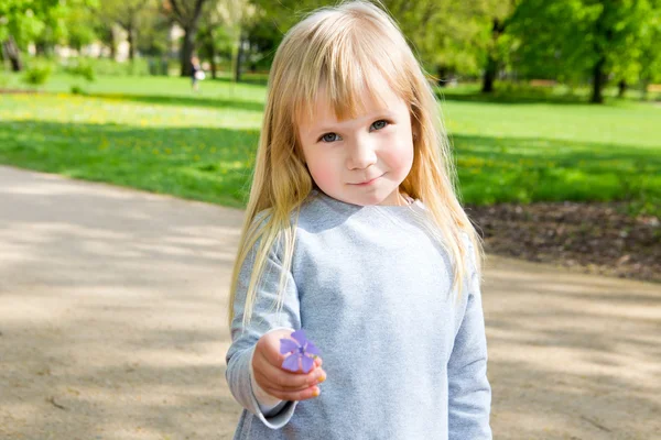 Sweet little girl outdoors — Stock Photo, Image