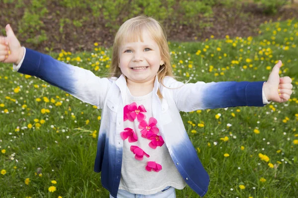 Portrait of a smiling little girl outdoor — 图库照片