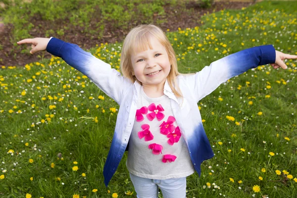 Porträt eines lächelnden kleinen Mädchens im Freien — Stockfoto