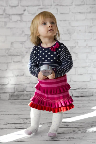 Мила маленька дівчинка в прекрасній сукні — стокове фото