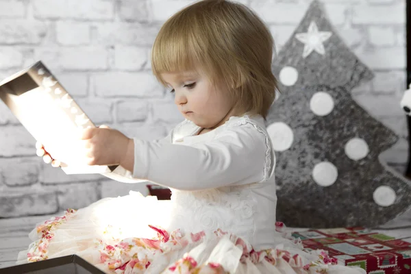 Feliz menina no Natal. Plano de estúdio — Fotografia de Stock