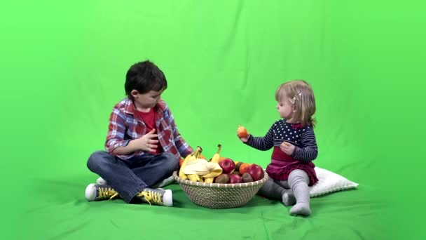 Kinderen, fruit en groene scherm 4k Prores, 4.2.2 — Stockvideo