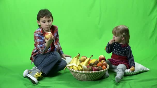 Crianças, frutas e tela verde 4k ProRes, 4.2.2 — Vídeo de Stock