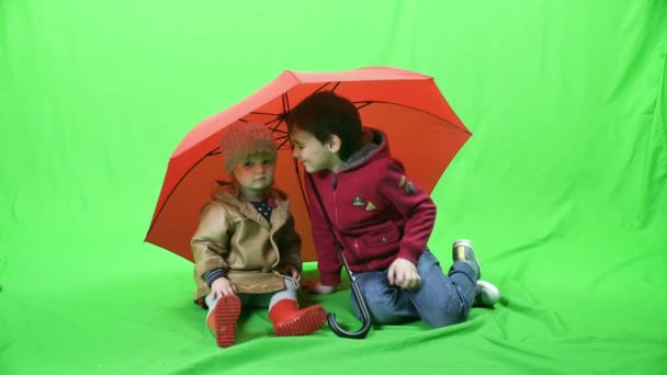 Glückliches Kind unter dem Regenschirm, Green Screen 4k prores, 4.2.2 — Stockvideo