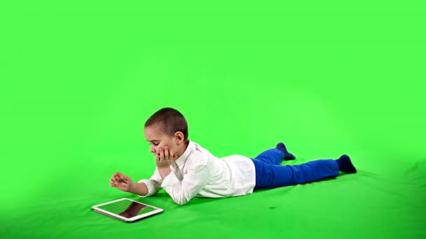 Barn som leker på en tablet greenscreen — Stockvideo