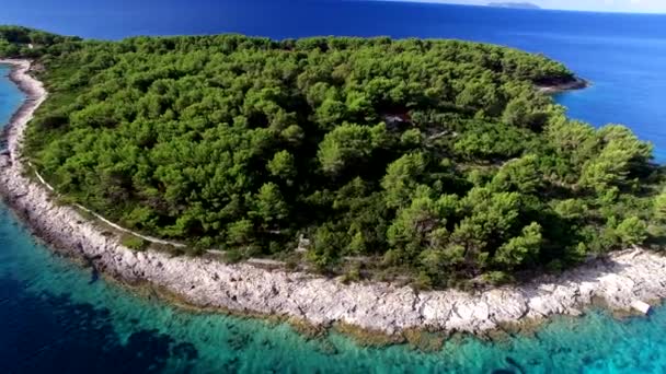 투명 한 목가적인 섬 물 크로아티아, 아드리아 해의 투명 한 패션에 코 레 울 라 섬 요트 — 비디오