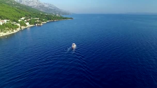 Yacht resa på Adriatiska havet, Brela, Makarska — Stockvideo