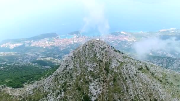 マカルスカ雲で山の上から見る — ストック動画