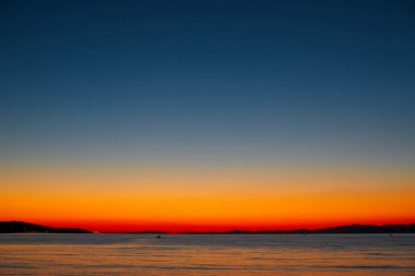 Denizin üzerinde güzel bir gün batımı