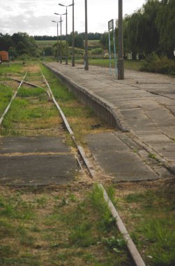 Polonya 'daki eski tren istasyonu manzarası