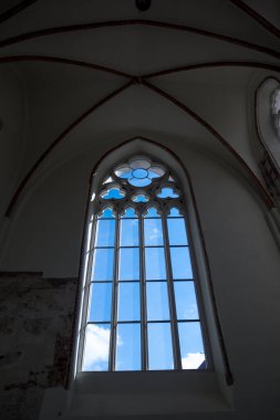 Gotik bir kilisenin eski penceresi.
