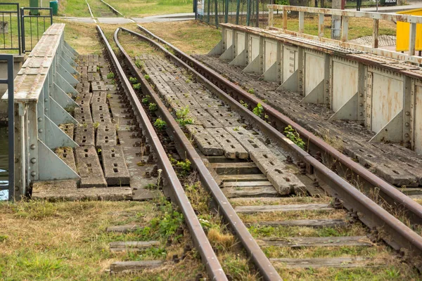 Detalj Gamla Järnvägsspår Täckt Med Rost Bro — Stockfoto