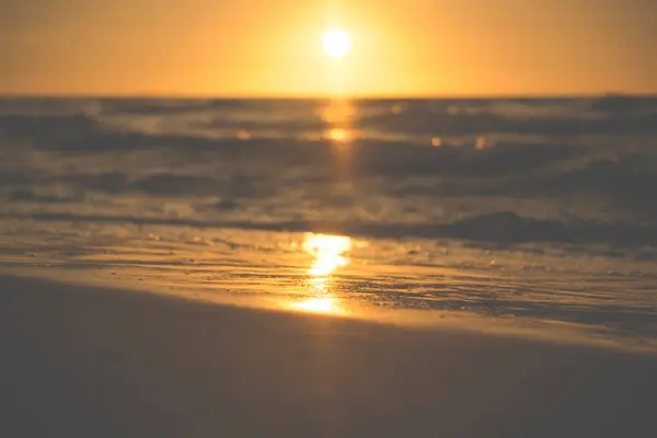 Primo Piano Onde Marine Con Sole Appena Sopra Orizzonte Durante — Foto Stock