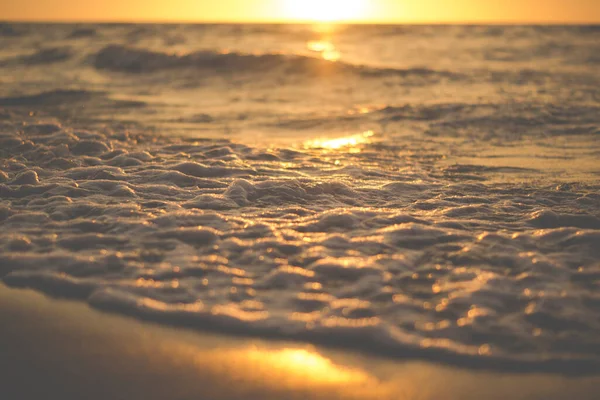 Fechar Mar Ondas Com Sol Logo Acima Horizonte Durante Pôr — Fotografia de Stock