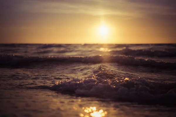 Fechar Mar Ondas Com Sol Logo Acima Horizonte Durante Pôr — Fotografia de Stock