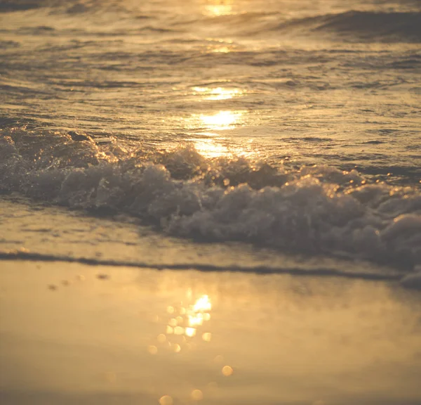 Fechar Mar Ondas Com Sol Logo Acima Horizonte Durante Pôr — Fotografia de Stock