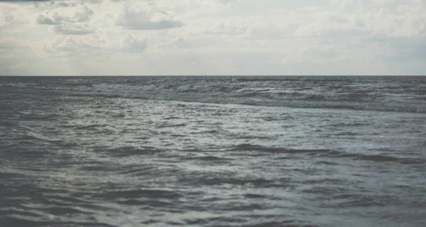 Paisagem Monocromática Uma Superfície Mar Com Nuvens Cumulus — Fotografia de Stock