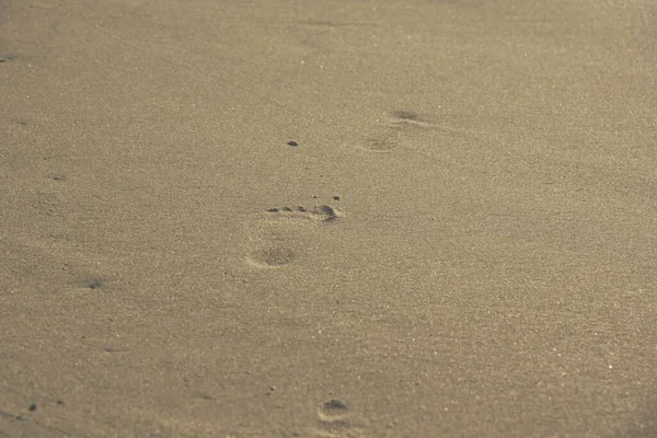 Primer Plano Las Huellas Los Pies Una Playa Arena —  Fotos de Stock