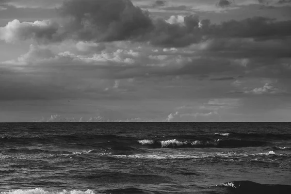 Paisaje Nostálgico Con Una Costa Mar Con Olas — Foto de Stock