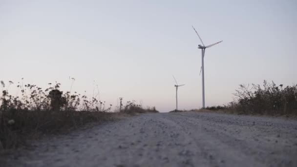 Ανεμογεννήτριες Που Παράγουν Ενέργεια Δίπλα Στο Δρόμο Εδάφους — Αρχείο Βίντεο