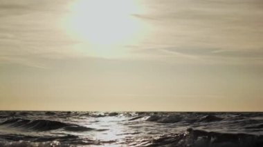 Gün batımı sırasında deniz manzara