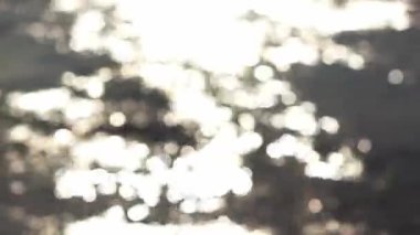 Odaklanamayan güneş deniz yüzeyinde parlar.