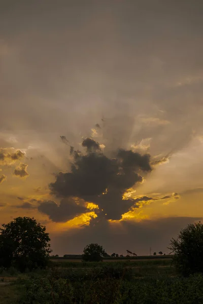 Promienie Słoneczne Ciemnej Chmury Podczas Zachodu Słońca — Zdjęcie stockowe