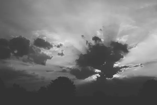 日落时从乌云中发出的太阳光 — 图库照片