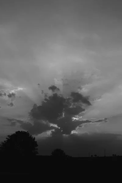 Raios Solares Uma Nuvem Escura Durante Pôr Sol — Fotografia de Stock