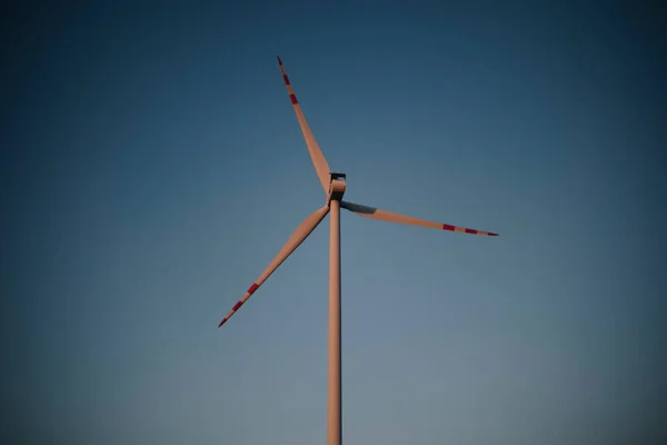 Detalhe Uma Turbina Eólica Sobre Céu Azul Claro Durante Final — Fotografia de Stock