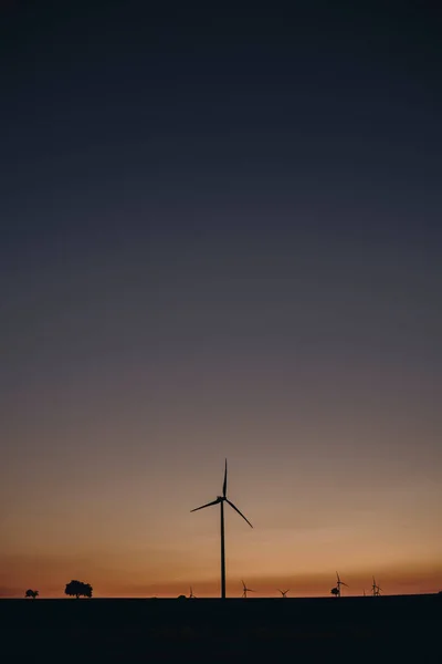 Silhuettlandskap Landsbygden Med Vindkraftverk Fält Solnedgången — Stockfoto