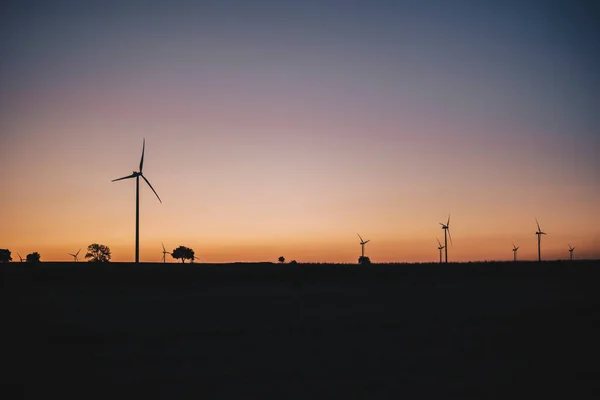 Silhuettlandskap Landsbygden Med Vindkraftverk Fält Solnedgången — Stockfoto