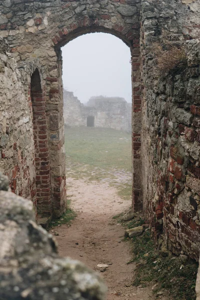 Старые Средневековые Руины Замка Городе Ильза Польше Частично Покрыты Туманом — стоковое фото