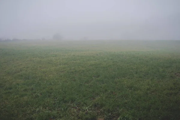 Paisaje Con Campos Durante Invierno Caer Parcialmente Oculto Una Niebla —  Fotos de Stock