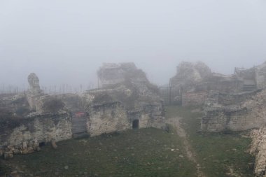 Polonya 'nın Ilza kentindeki eski ortaçağ şatosu sonbahar mevsimi boyunca kısmen sisle kaplıydı.