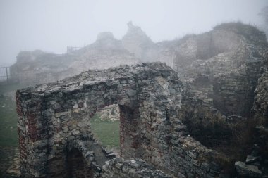 Polonya 'nın Ilza kentindeki eski ortaçağ şatosu sonbahar mevsimi boyunca kısmen sisle kaplıydı.