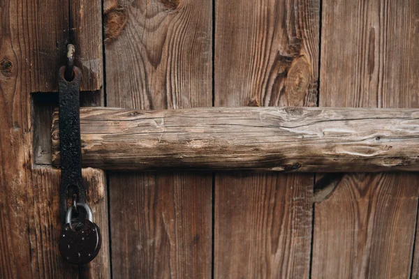金属南京錠付きの古い木製のドアの詳細 — ストック写真